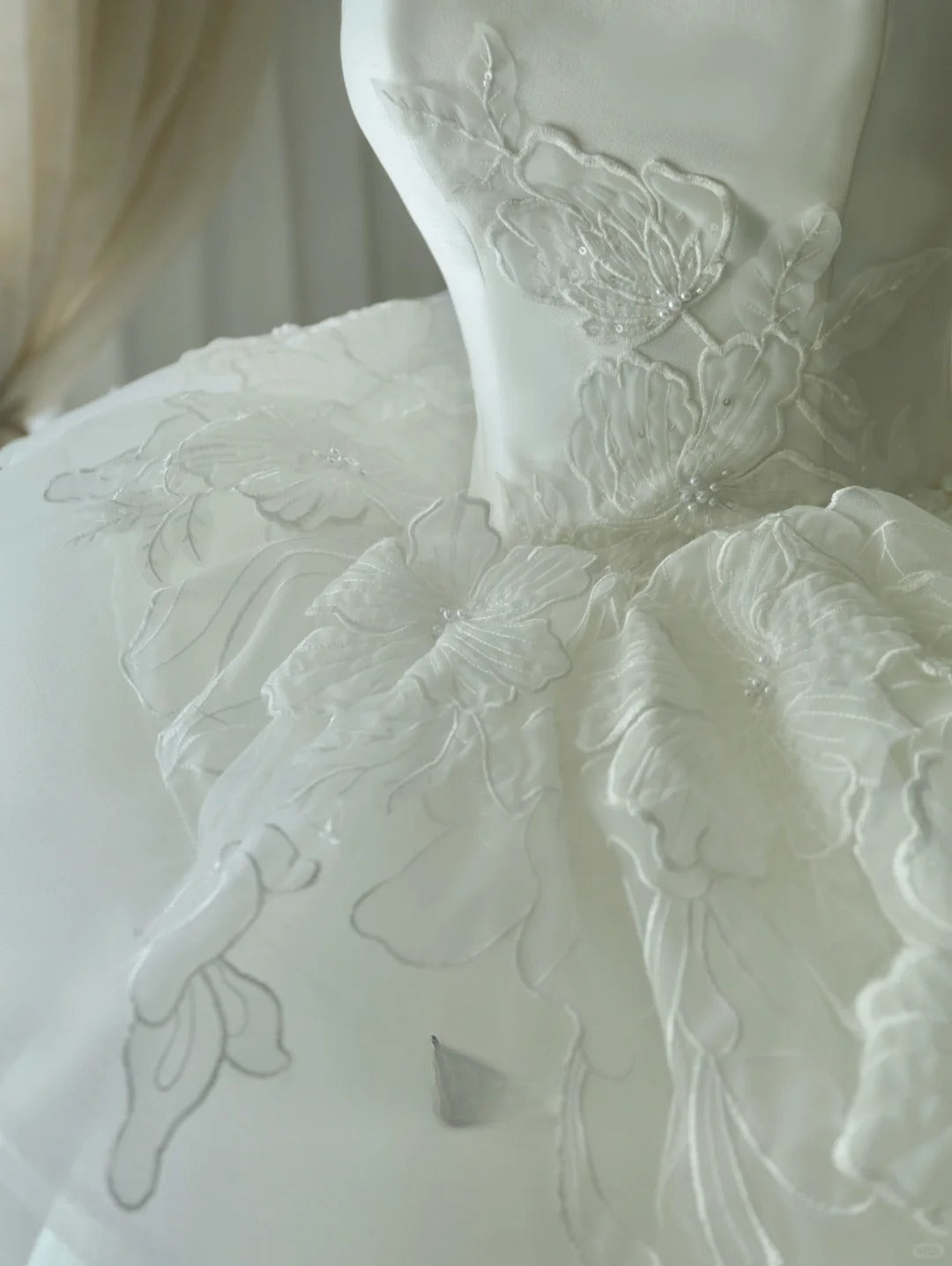 Classic Ball Gown Strapless White Tulle With Appliqued Lace Groom Bride Gown Bridal Dress Modest Wedding Dresses RB7691