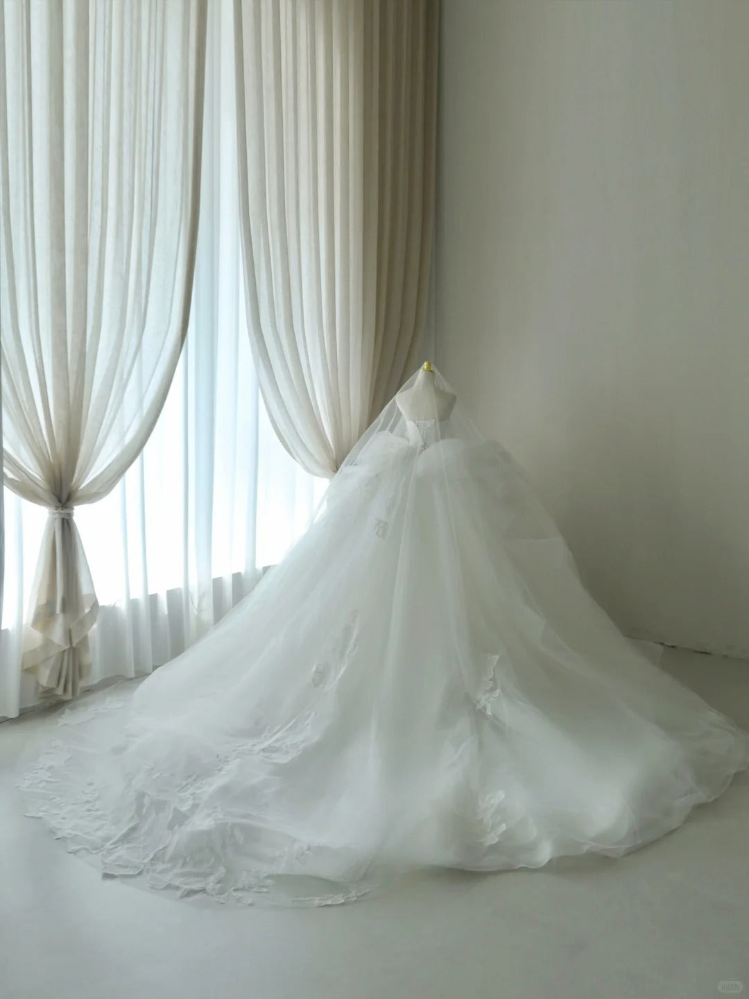 Classic Ball Gown Strapless White Tulle With Appliqued Lace Groom Bride Gown Bridal Dress Modest Wedding Dresses RB7691