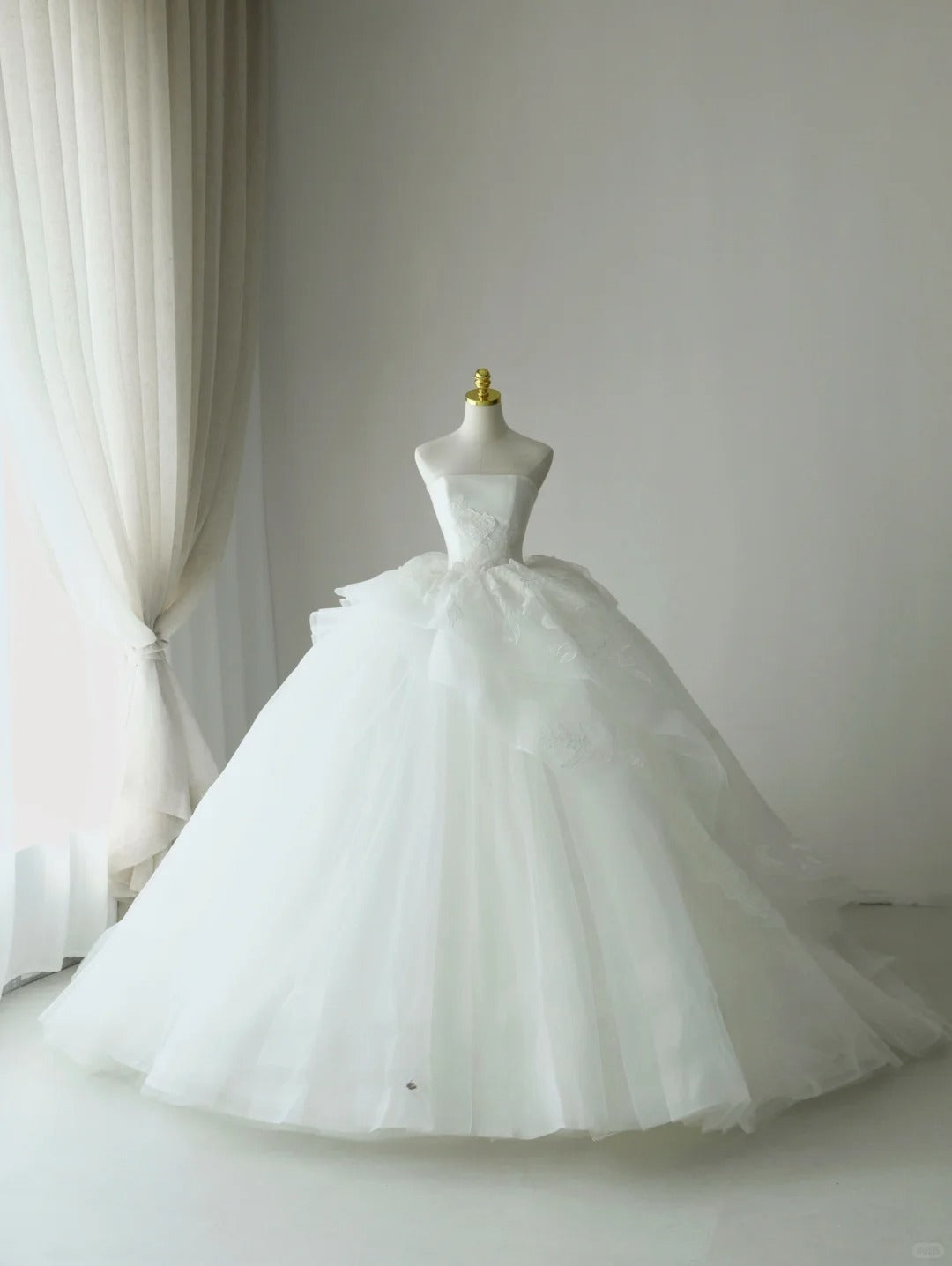 Classic Ball Gown Strapless White Tulle With Appliqued Lace Groom Bride Gown Bridal Dress Modest Wedding Dresses RB7691