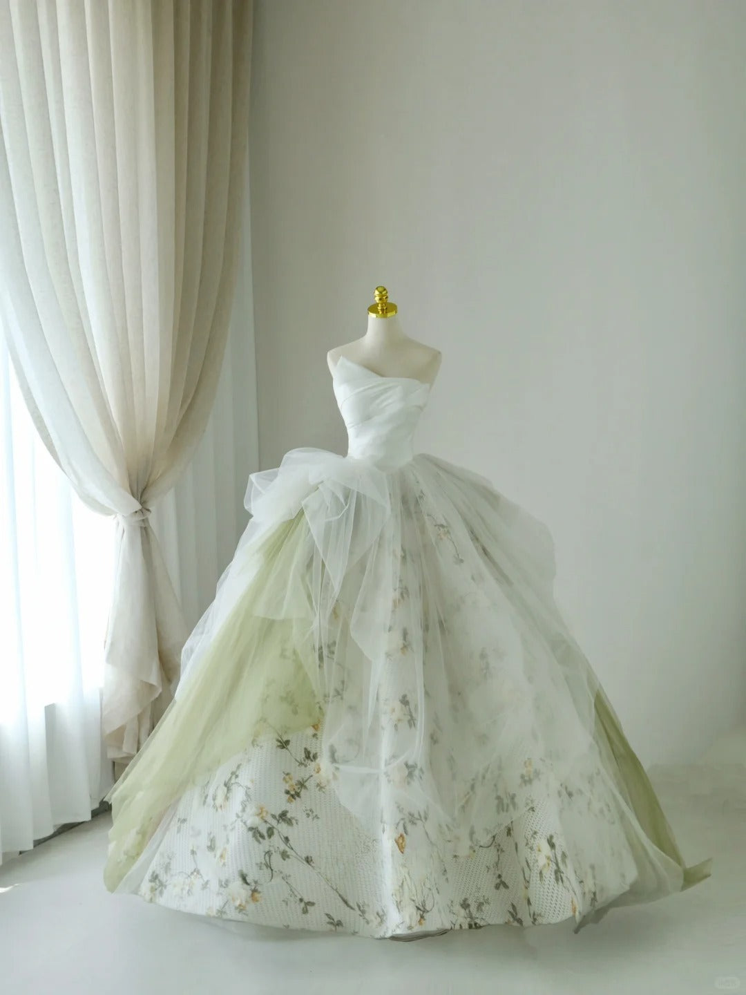 Classic Ball Gown Strapless White Green Tulle With Ruffled Long Groom Bride Gown Bridal Dress Modest Wedding Dresses RB7692