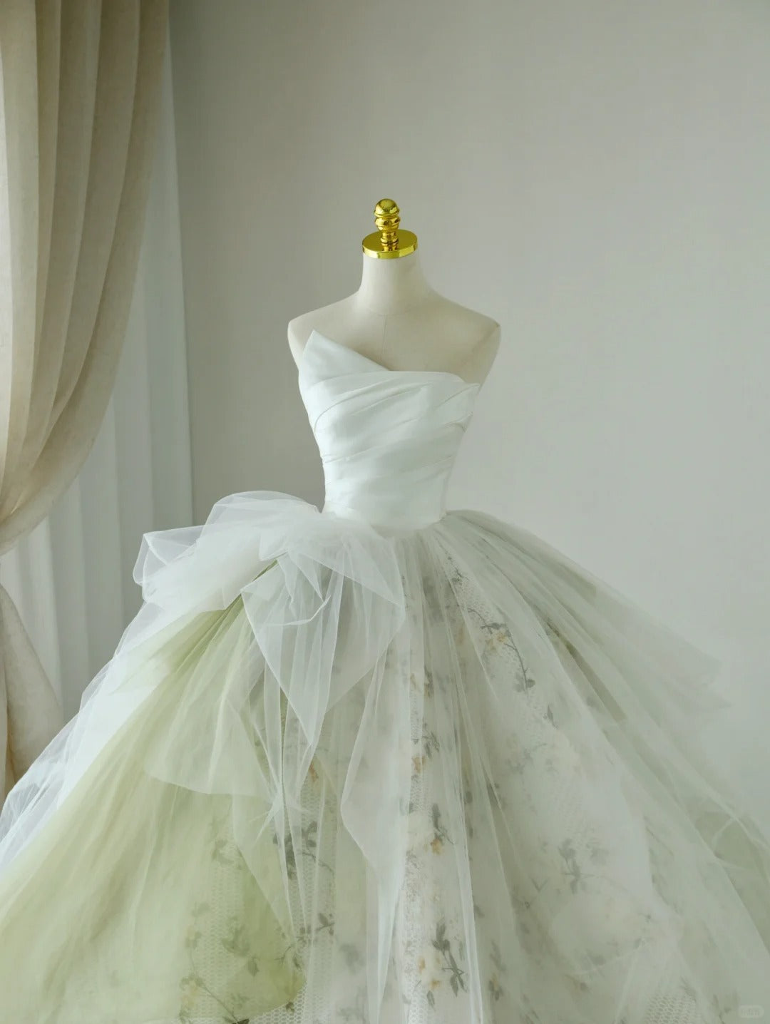 Classic Ball Gown Strapless White Green Tulle With Ruffled Long Groom Bride Gown Bridal Dress Modest Wedding Dresses RB7692