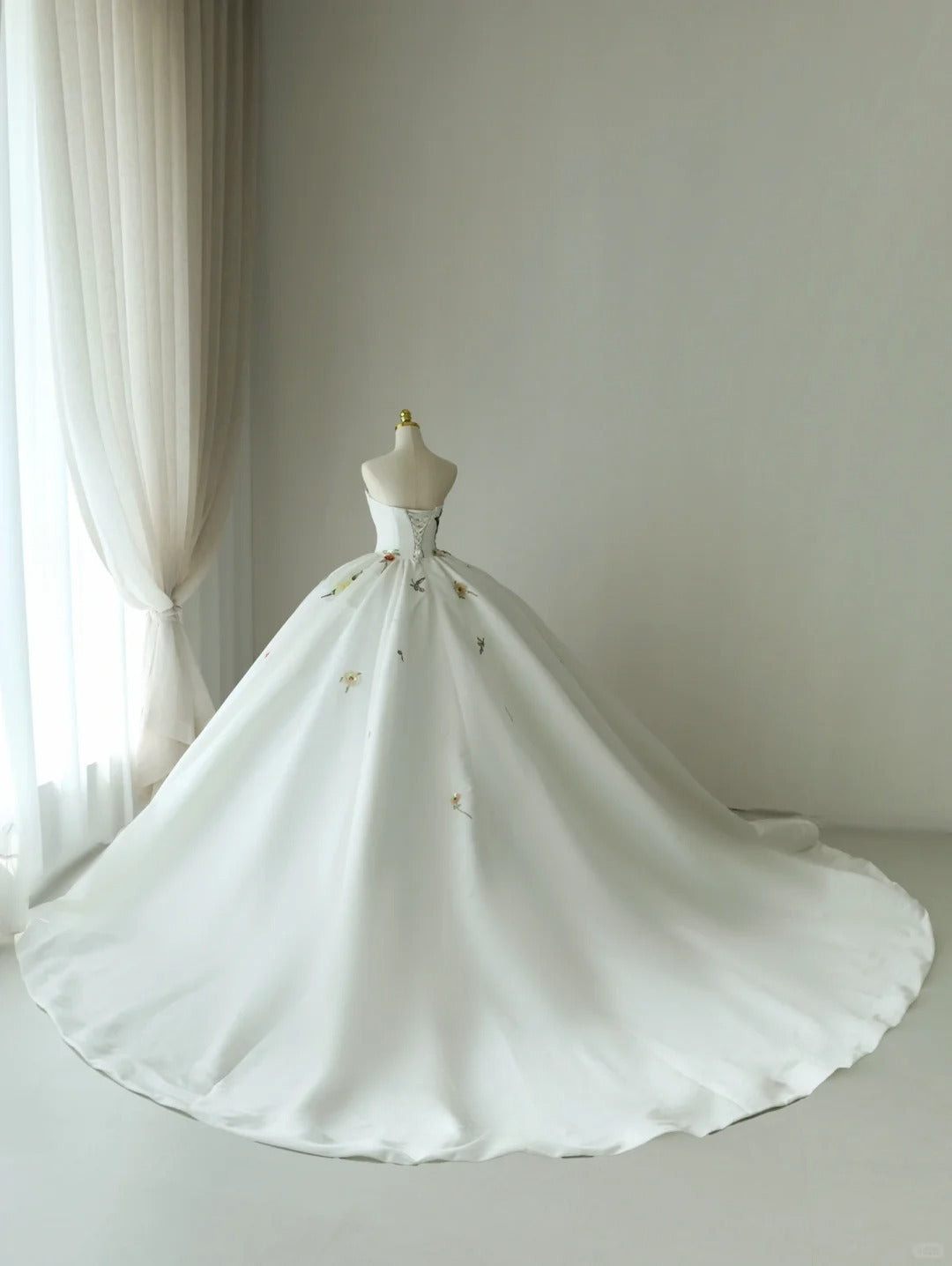 Classic Ball Gown Strapless White Green Satin With Ruffled Long Groom Bride Gown Bridal Dress Modest Wedding Dresses RB7693