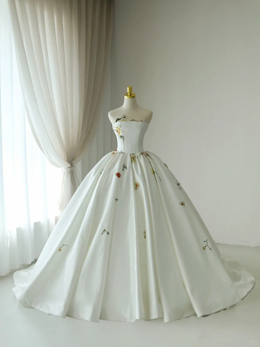 Classic Ball Gown Strapless White Green Satin With Ruffled Long Groom Bride Gown Bridal Dress Modest Wedding Dresses RB7693