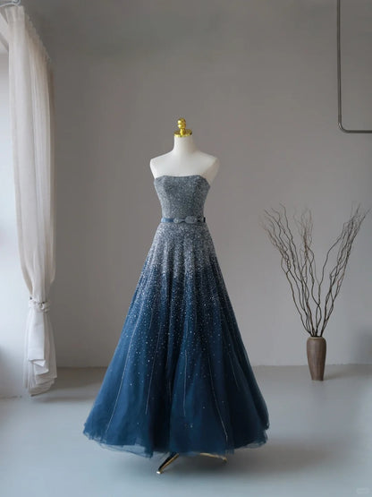 Bezauberndes trägerloses Ballkleid in Marineblau mit silbernen Perlen, ärmelloses Tüllkleid, langes Ballkleid AU082