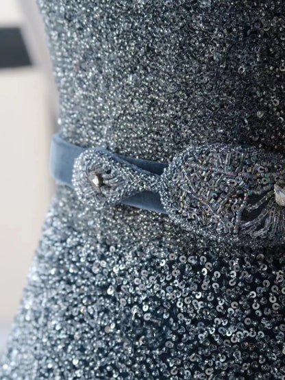 Bezauberndes trägerloses Ballkleid in Marineblau mit silbernen Perlen, ärmelloses Tüllkleid, langes Ballkleid AU082