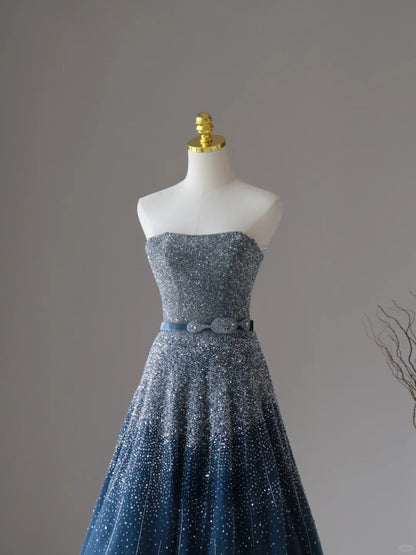 Bezauberndes trägerloses Ballkleid in Marineblau mit silbernen Perlen, ärmelloses Tüllkleid, langes Ballkleid AU082
