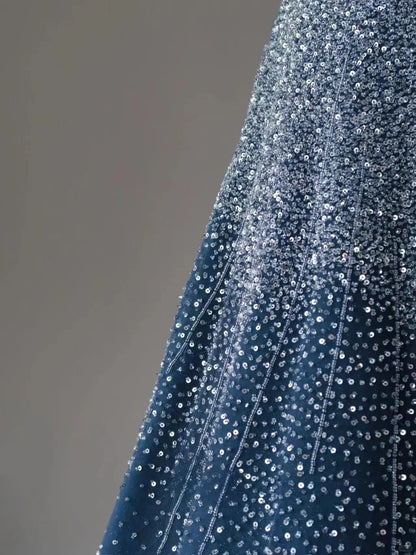Bezauberndes trägerloses Ballkleid in Marineblau mit silbernen Perlen, ärmelloses Tüllkleid, langes Ballkleid AU082
