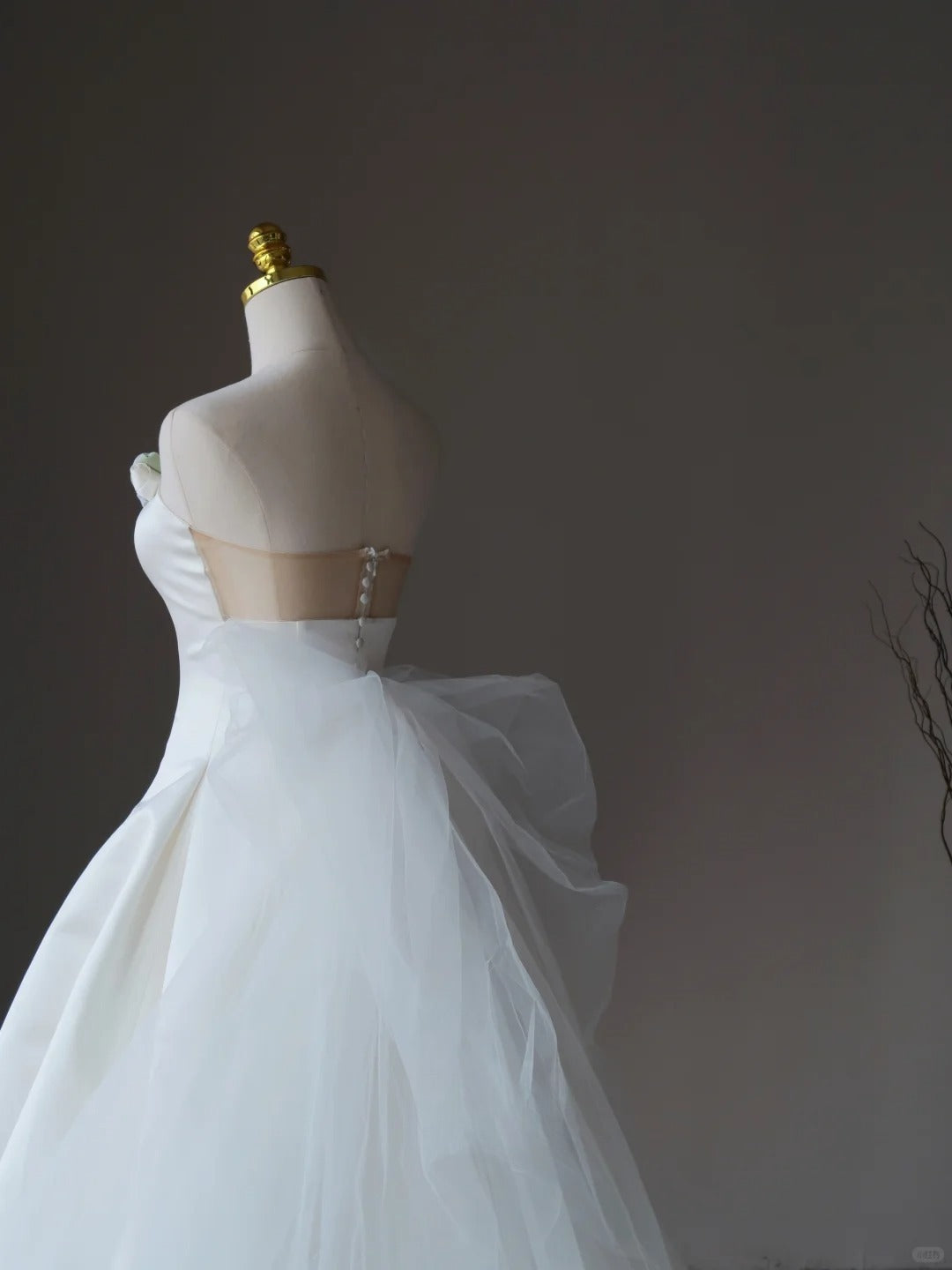 Classic Ball Gown Strapless White 3D Flowers Satin With Ruffled Long Groom Bride Gown Bridal Dress Modest Wedding Dresses RB7695