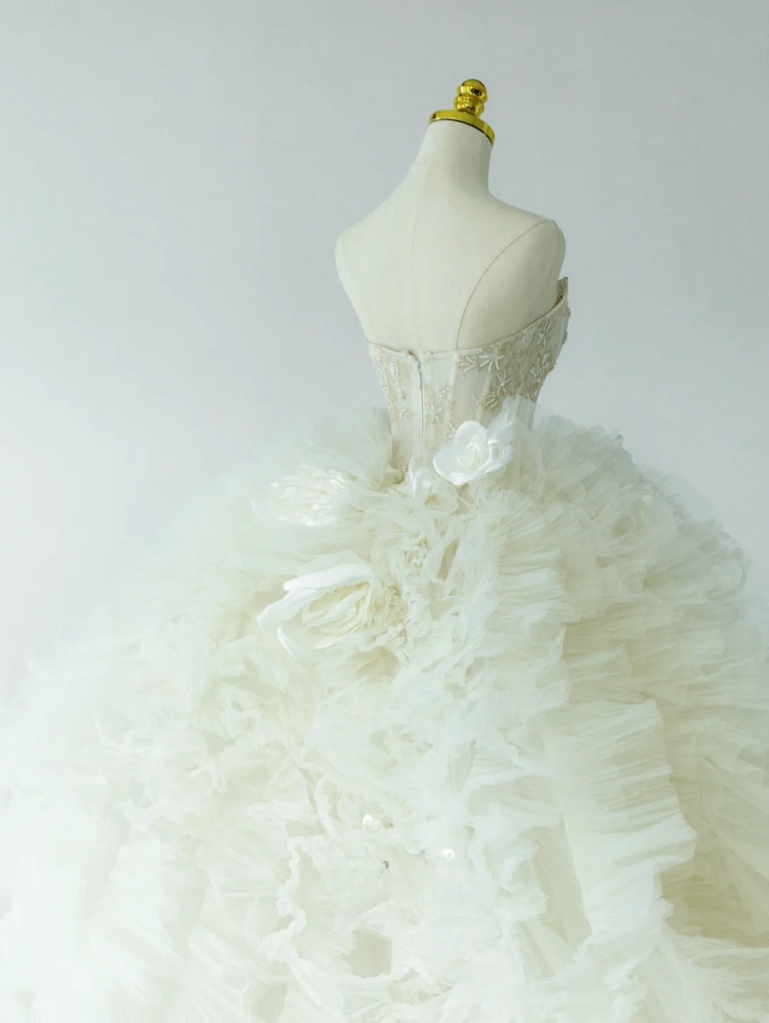 Classic Ball Gown Strapless Cream Ivory 3D Flowers Satin With Tiered Layers Long Groom Bride Gown Bridal Dress Modest Wedding Dresses RB7697