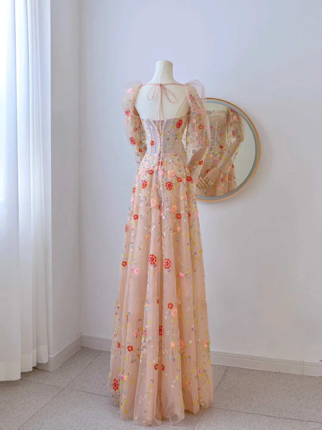 Robe de bal longue trapèze bustier à manches longues en dentelle florale, modèle AU102