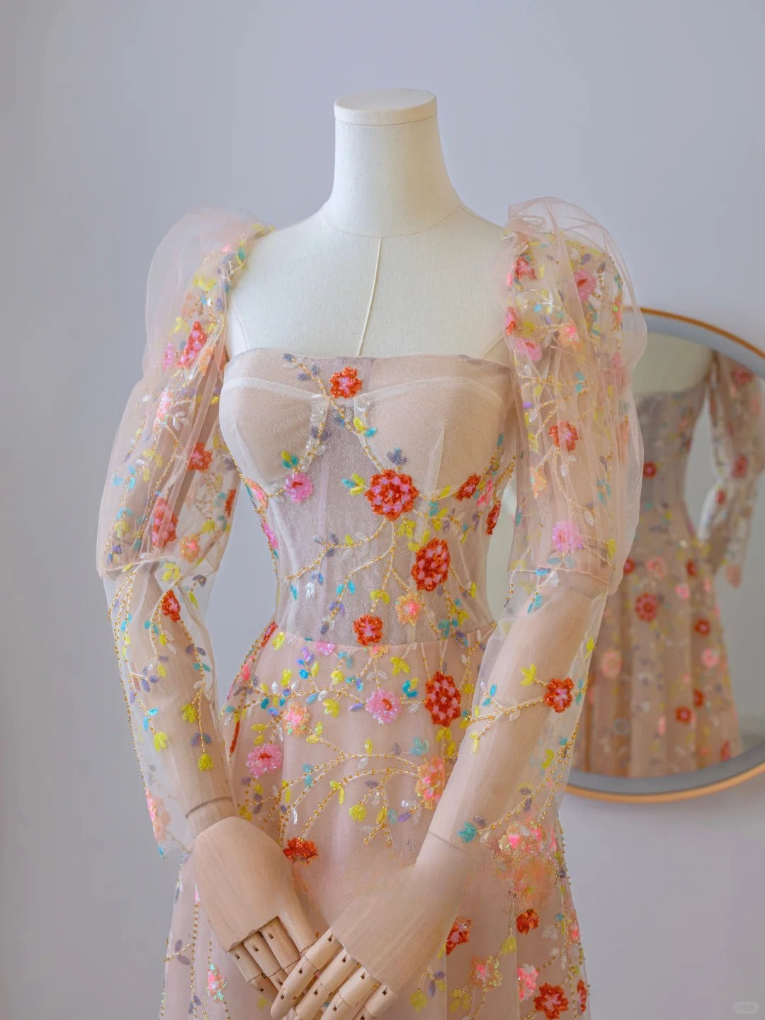 Robe de bal longue trapèze bustier à manches longues en dentelle florale, modèle AU102