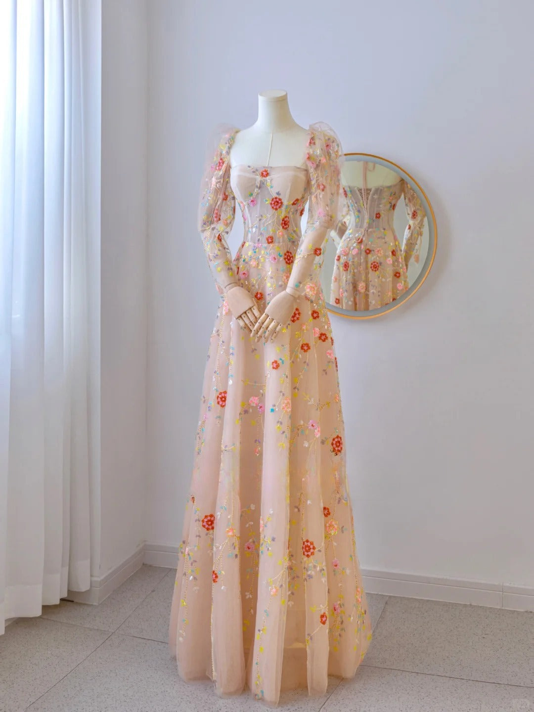 Robe de bal longue trapèze bustier à manches longues en dentelle florale, modèle AU102