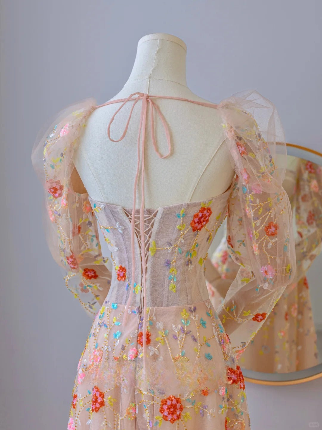 Robe de bal longue trapèze bustier à manches longues en dentelle florale, modèle AU102