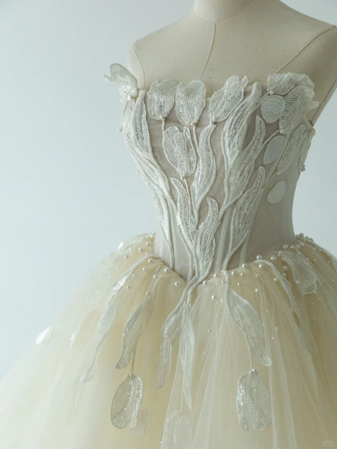 Classic Ball Gown Strapless Cream Ivory Lace Tulle Long Groom Bride Gown Bridal Dress Modest Wedding Dresses RB7701