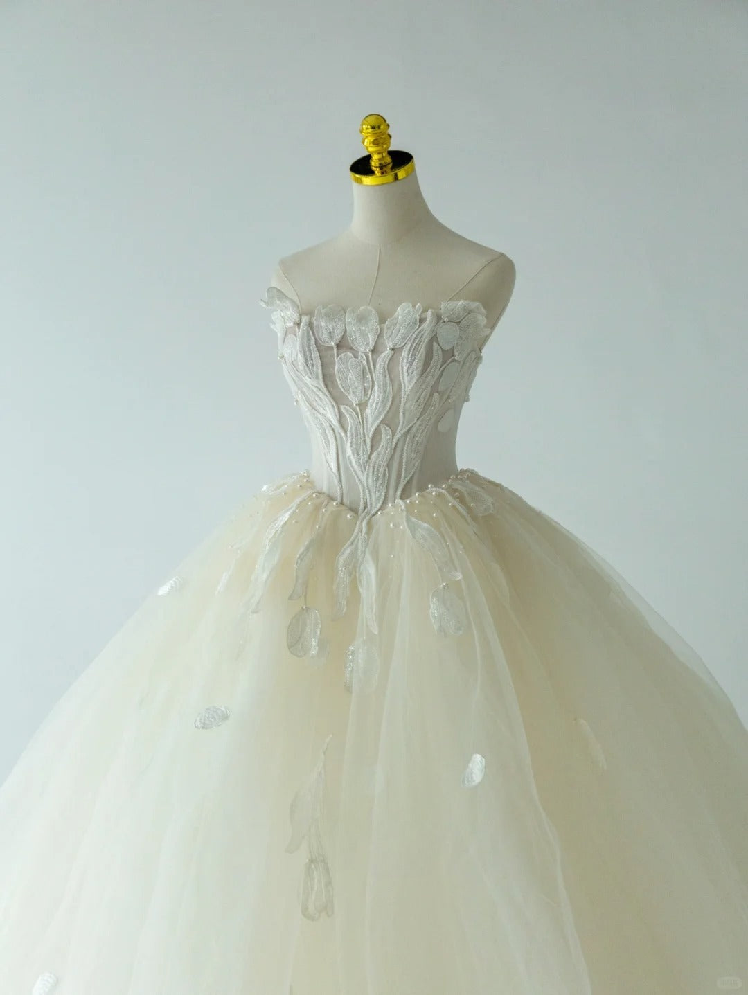 Classic Ball Gown Strapless Cream Ivory Lace Tulle Long Groom Bride Gown Bridal Dress Modest Wedding Dresses RB7701