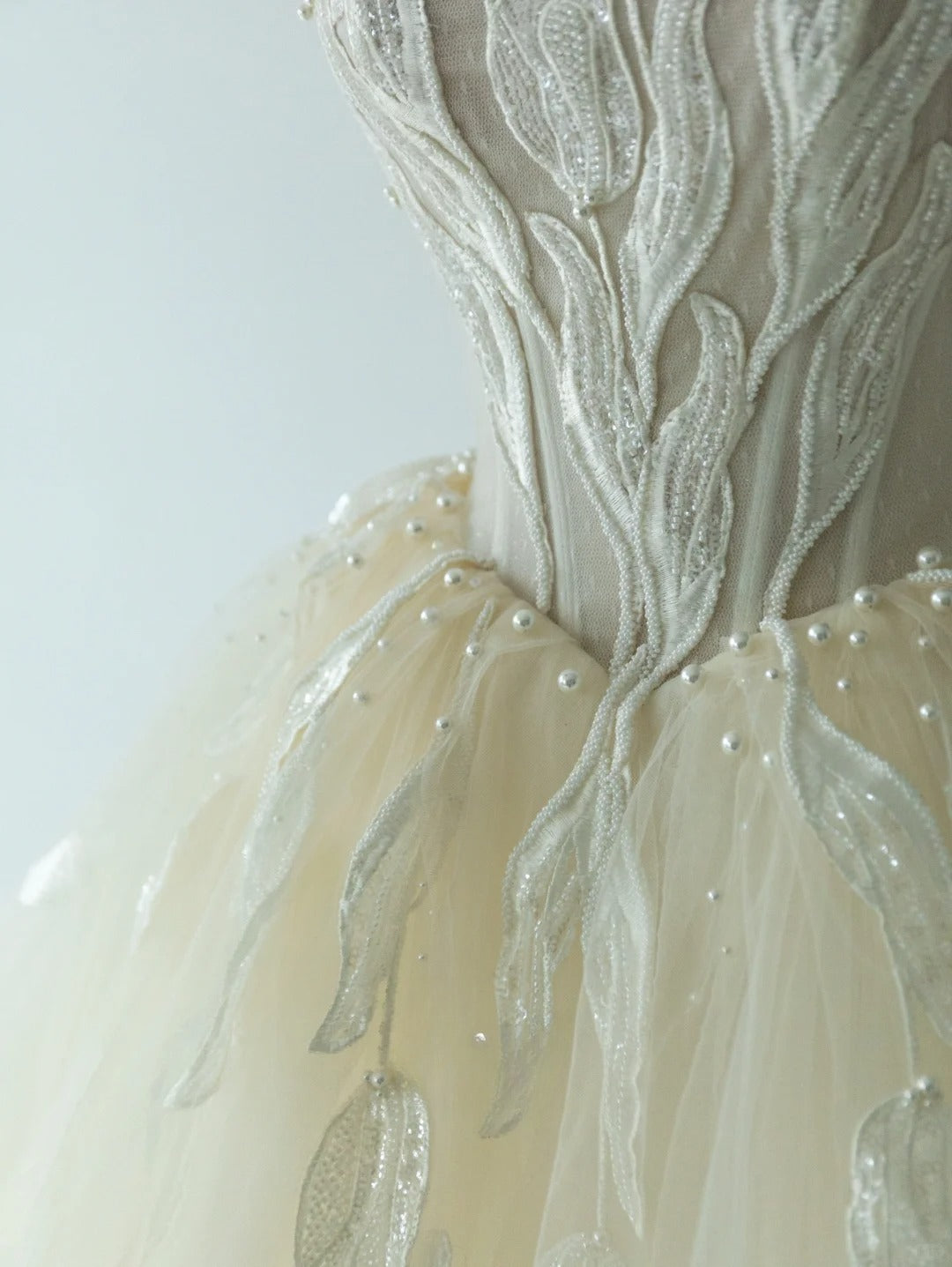 Classic Ball Gown Strapless Cream Ivory Lace Tulle Long Groom Bride Gown Bridal Dress Modest Wedding Dresses RB7701