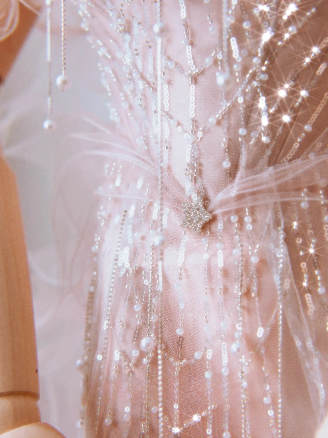 Robe de bal longue rose poudré à épaules dénudées et manches courtes ornée de perles, style sirène, référence AU110