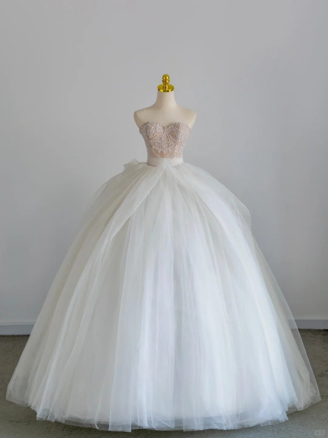 Classic Ball Gown Sweetheart Cream White Tulle With Pearls Long Groom Bride Gown Bridal Dress Modest Wedding Dresses RB7705