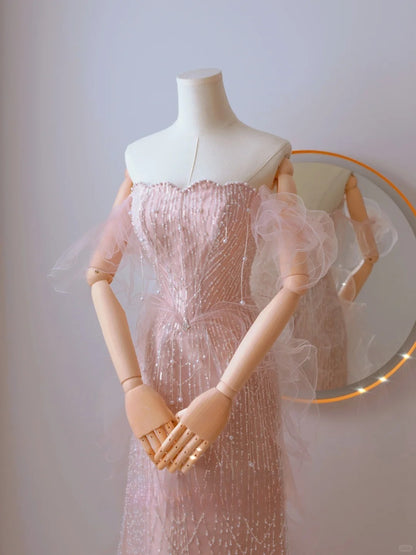 Robe de bal longue rose poudré à épaules dénudées et manches courtes ornée de perles, style sirène, référence AU110