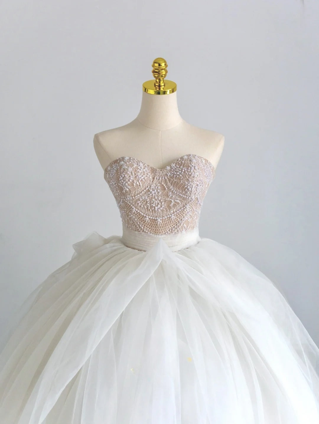 Classic Ball Gown Sweetheart Cream White Tulle With Pearls Long Groom Bride Gown Bridal Dress Modest Wedding Dresses RB7705
