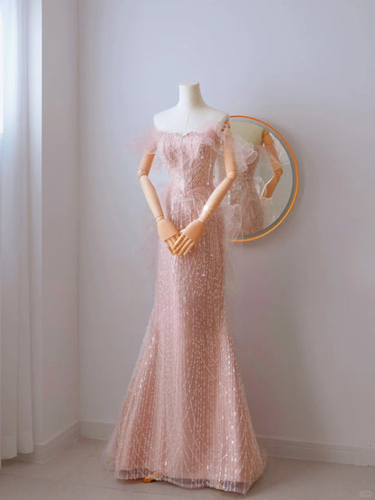 Robe de bal longue rose poudré à épaules dénudées et manches courtes ornée de perles, style sirène, référence AU110