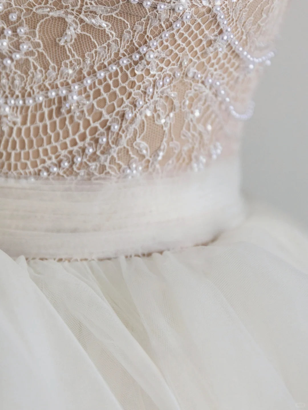 Classic Ball Gown Sweetheart Cream White Tulle With Pearls Long Groom Bride Gown Bridal Dress Modest Wedding Dresses RB7705