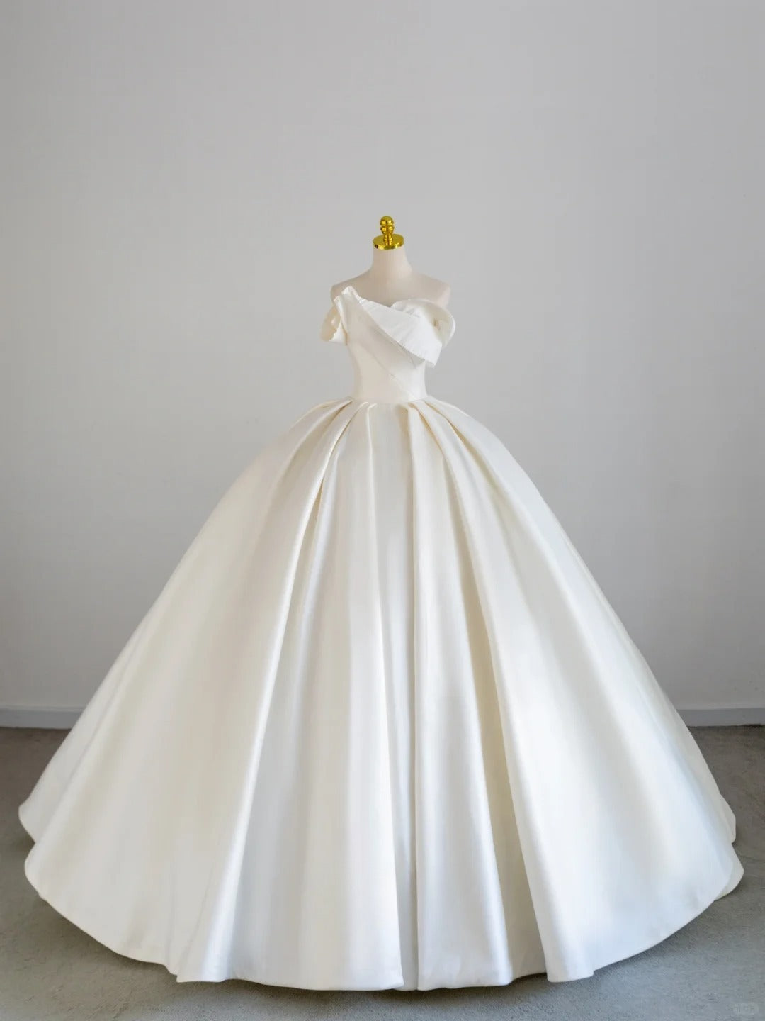 Classic Ball Gown Sweetheart White Satin With Ruffled Long Groom Bride Gown Bridal Dress Modest Wedding Dresses RB7706