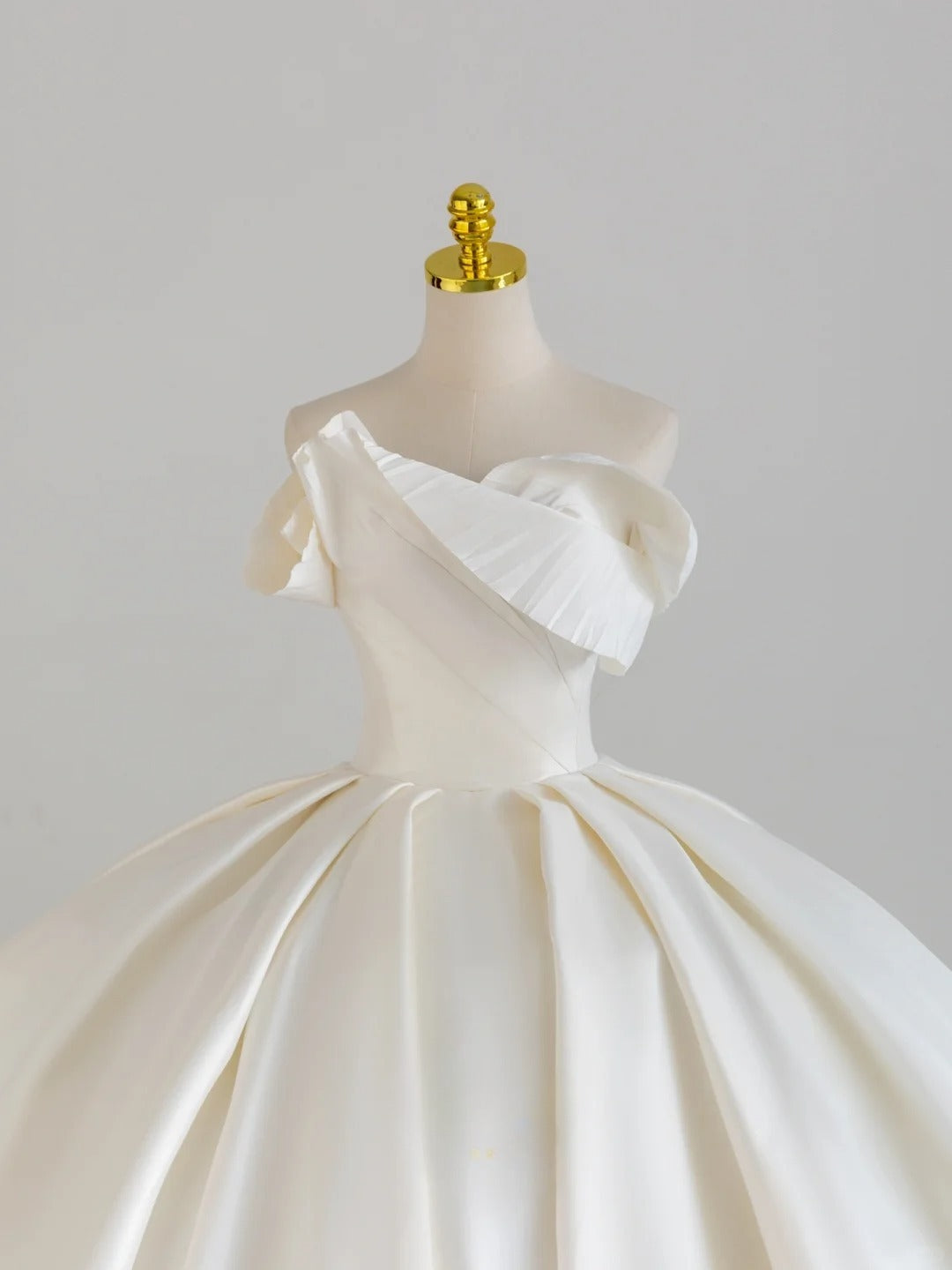 Classic Ball Gown Sweetheart White Satin With Ruffled Long Groom Bride Gown Bridal Dress Modest Wedding Dresses RB7706