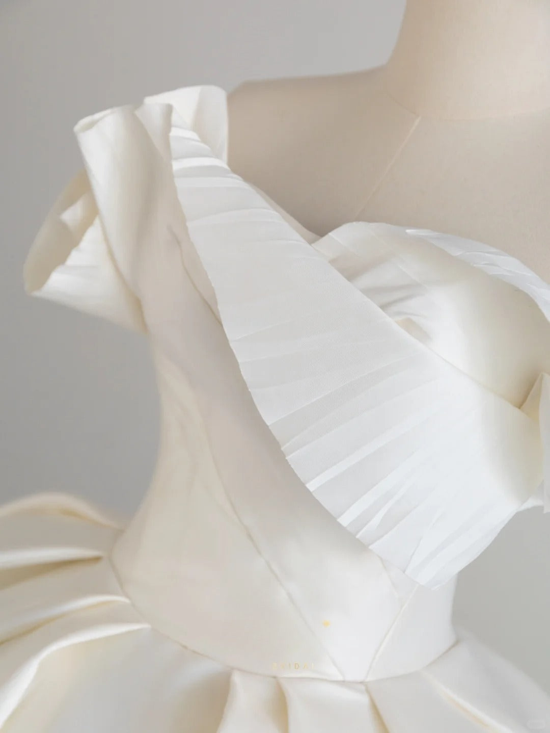 Classic Ball Gown Sweetheart White Satin With Ruffled Long Groom Bride Gown Bridal Dress Modest Wedding Dresses RB7706