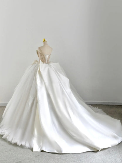Classic Ball Gown Strapless Ivory Satin With Ruffled Corset Fitted Back Long Groom Bride Gown Bridal Dress Modest Wedding Dresses RB7708