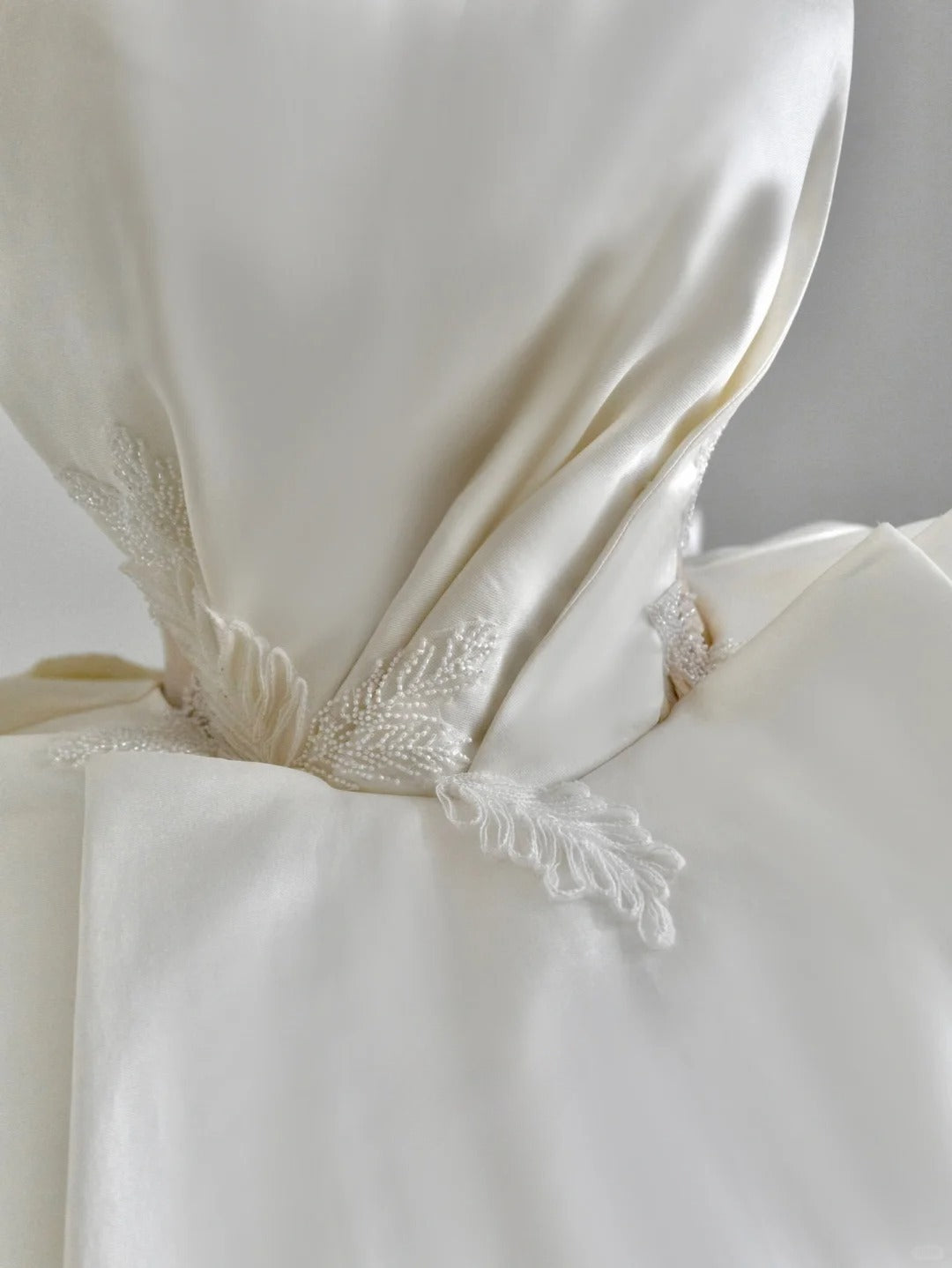 Classic Ball Gown Strapless Ivory Satin With Ruffled Corset Fitted Back Long Groom Bride Gown Bridal Dress Modest Wedding Dresses RB7708