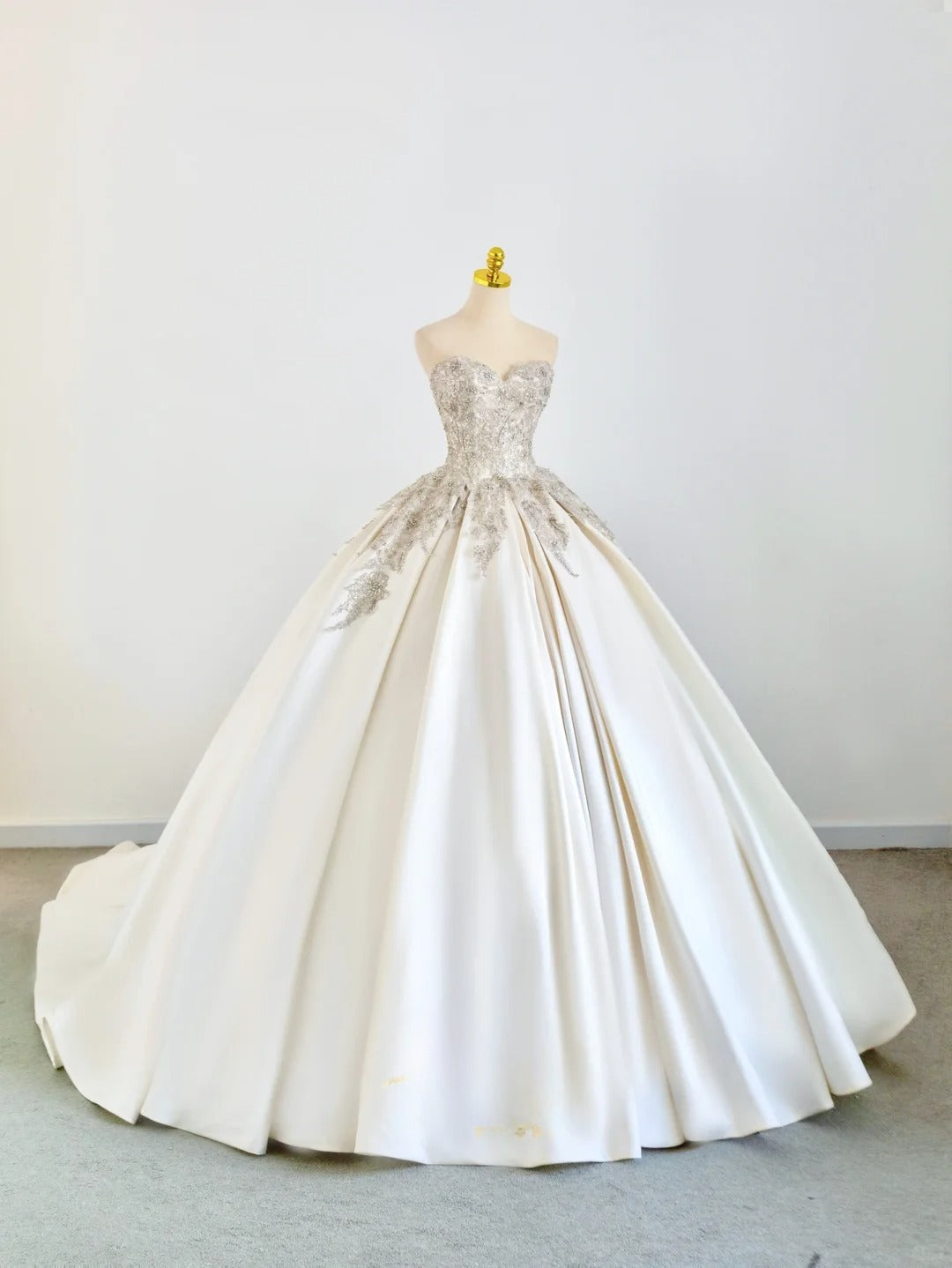 Classic Ball Gown Sweetheart Ivory Satin With Beading Crystals Long Groom Bride Gown Bridal Dress Modest Wedding Dresses RB7710