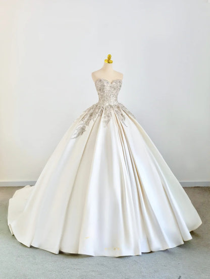 Classic Ball Gown Sweetheart Ivory Satin With Beading Crystals Long Groom Bride Gown Bridal Dress Modest Wedding Dresses RB7710