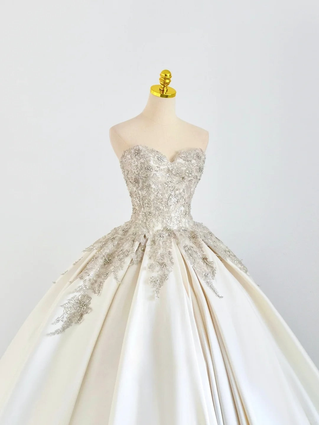 Classic Ball Gown Sweetheart Ivory Satin With Beading Crystals Long Groom Bride Gown Bridal Dress Modest Wedding Dresses RB7710
