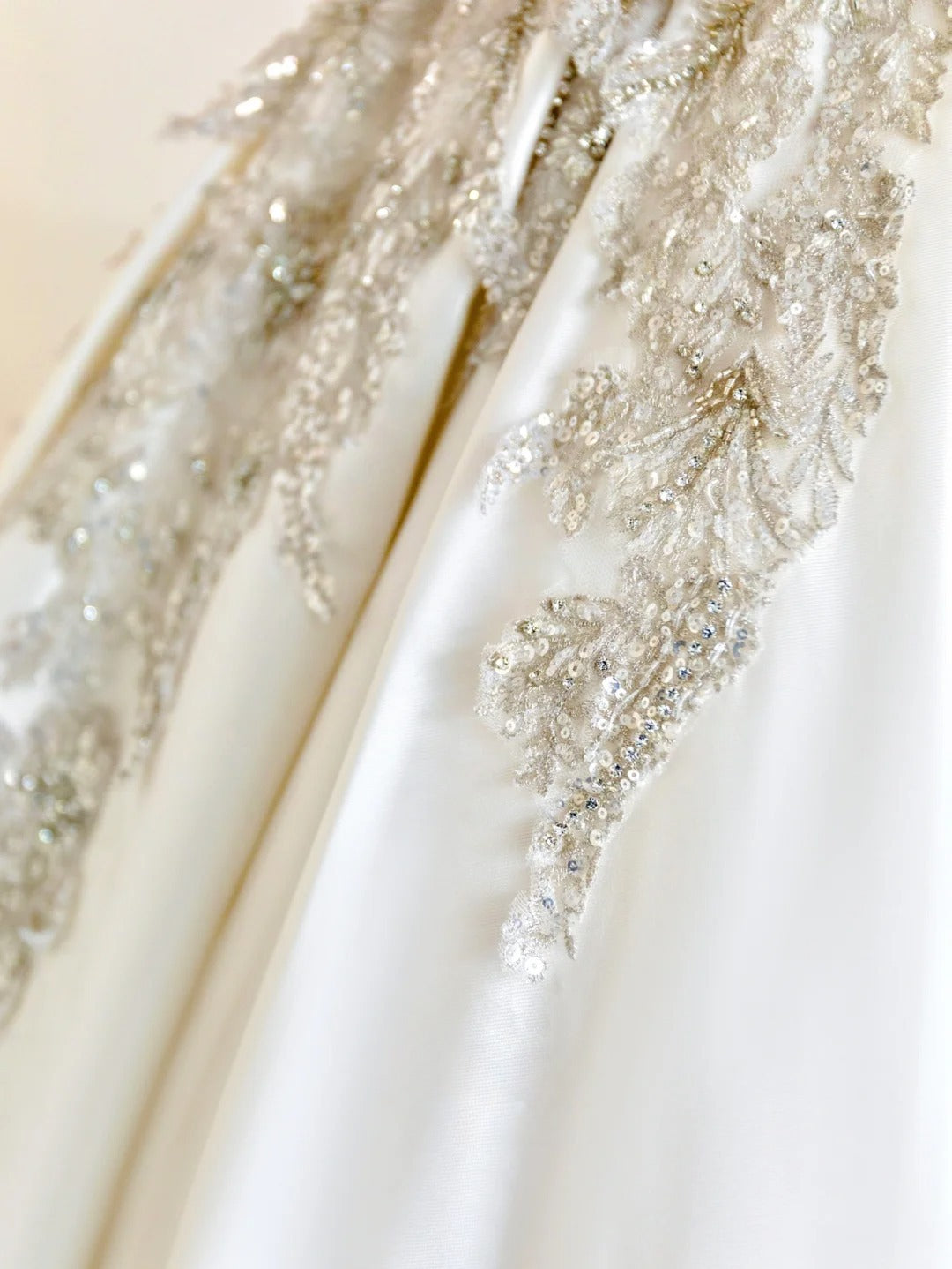 Classic Ball Gown Sweetheart Ivory Satin With Beading Crystals Long Groom Bride Gown Bridal Dress Modest Wedding Dresses RB7710