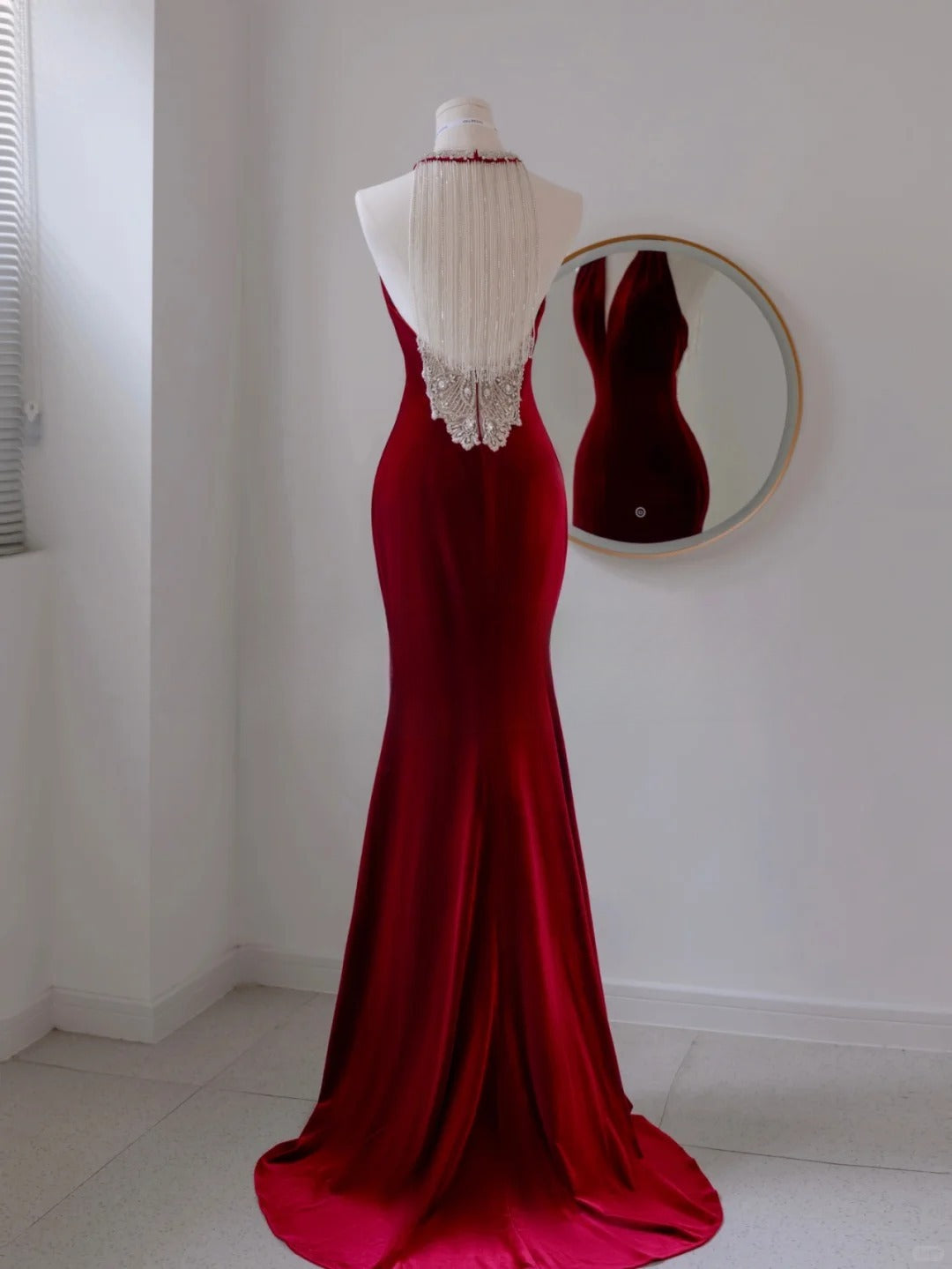 Einfaches, weinrotes, rückenfreies, langes Meerjungfrauen-Abendkleid aus Samt mit Rundhalsausschnitt, AU142