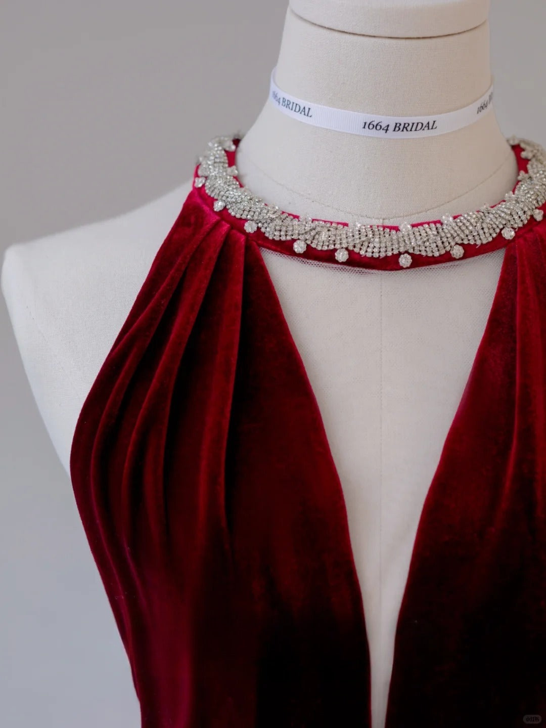 Einfaches, weinrotes, rückenfreies, langes Meerjungfrauen-Abendkleid aus Samt mit Rundhalsausschnitt, AU142