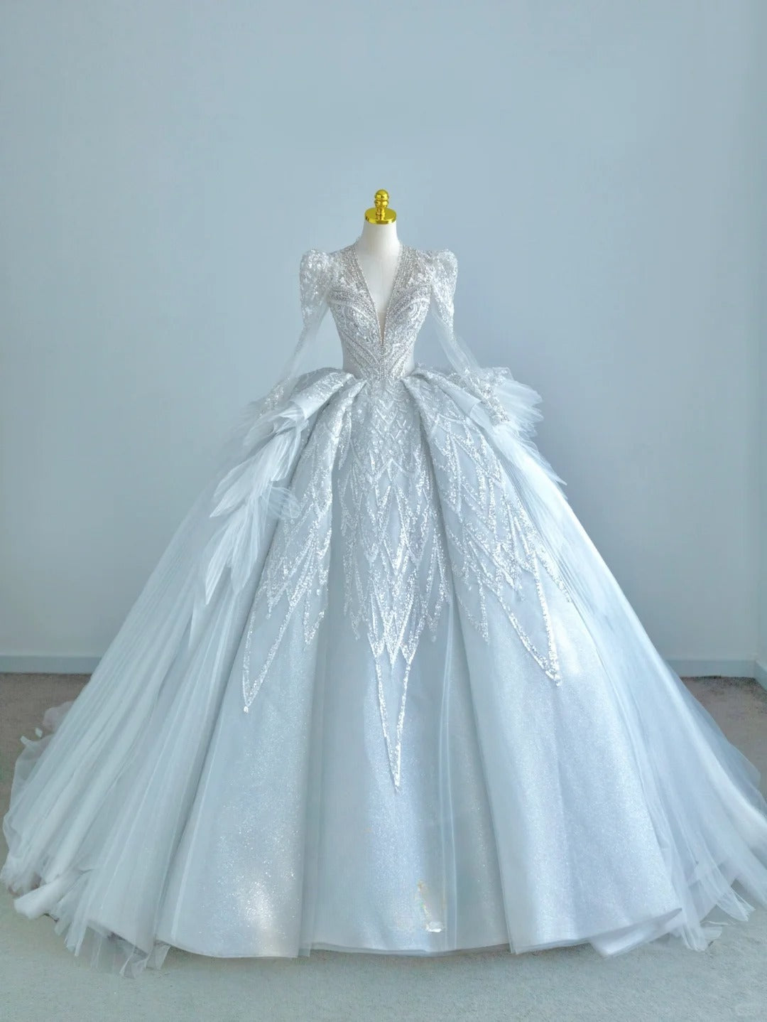 Beautiful Ball Gown V Neck Lace Light Sky Blue With Long Sleeves Beading Backless Groom Bride Gown Bridal Dress Modest Wedding Dresses RB7720