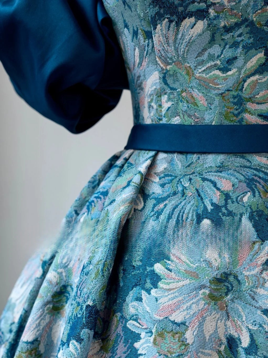 Elegantes, trägerloses Ballkleid aus blauem Satin mit Blumenmuster, langes Kleid für den 16. Geburtstag, Abendkleid AU161