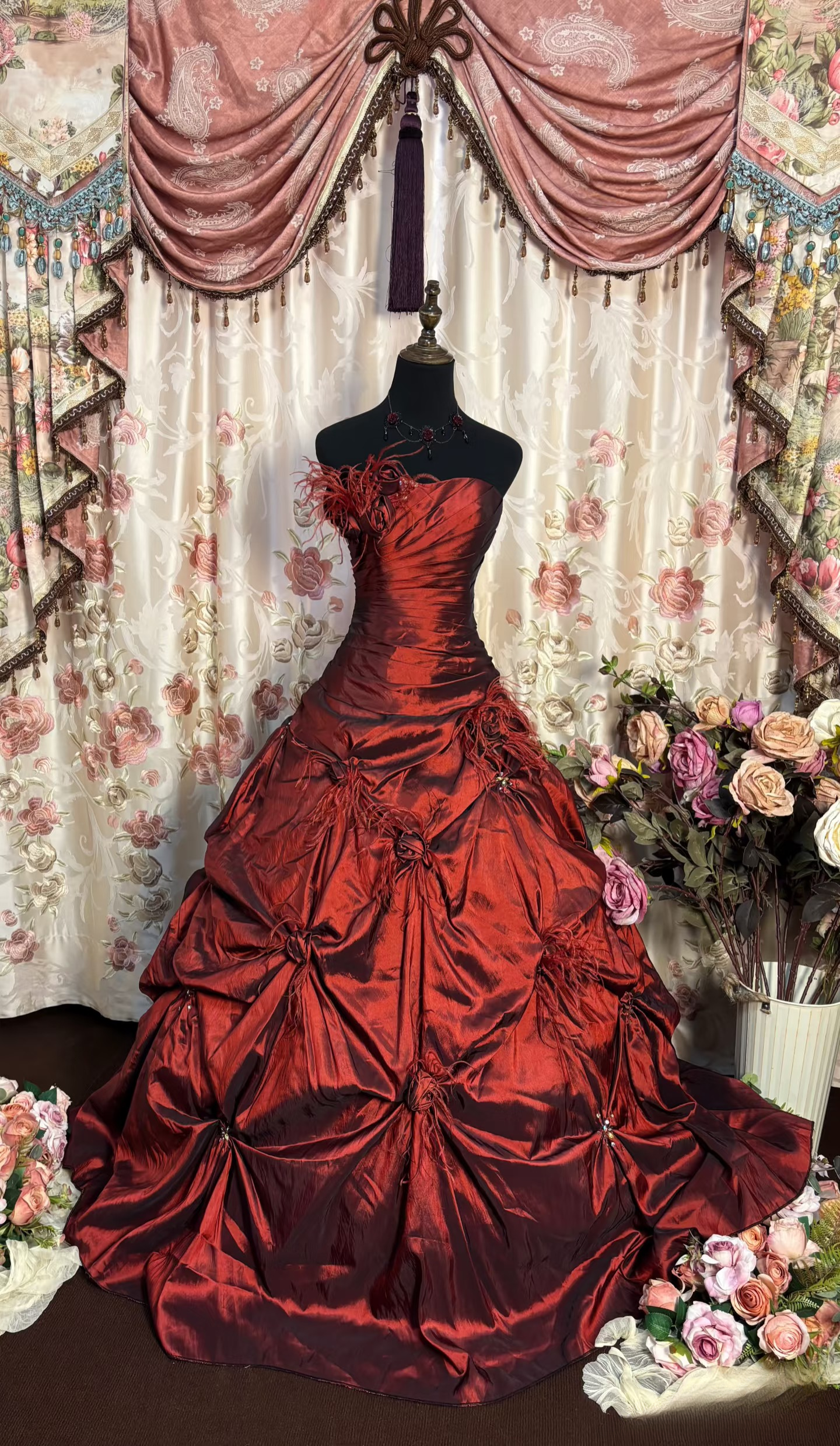 Retro-Ballkleid, trägerlos, burgunderrot, Taft mit Federn, langes Abendkleid im Stil der 70er und 80er Jahre, AU194