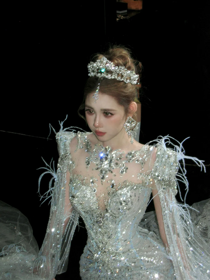 Robe de mariée sirène scintillante à manches longues et sequins, avec cape et plumes, robe de conte de fées N052