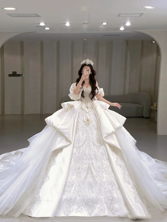 Robe de mariée longue en satin et dentelle, épaules dénudées, style féerique, manches courtes, B18