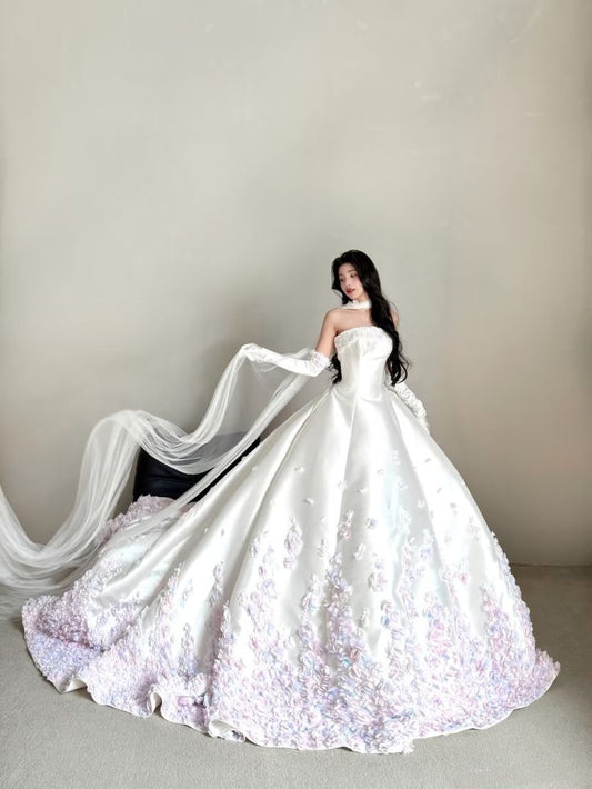 Robe de mariée longue en satin blanc, décolleté bustier, motif floral lilas, style féerique, robe de mariée formelle, B25