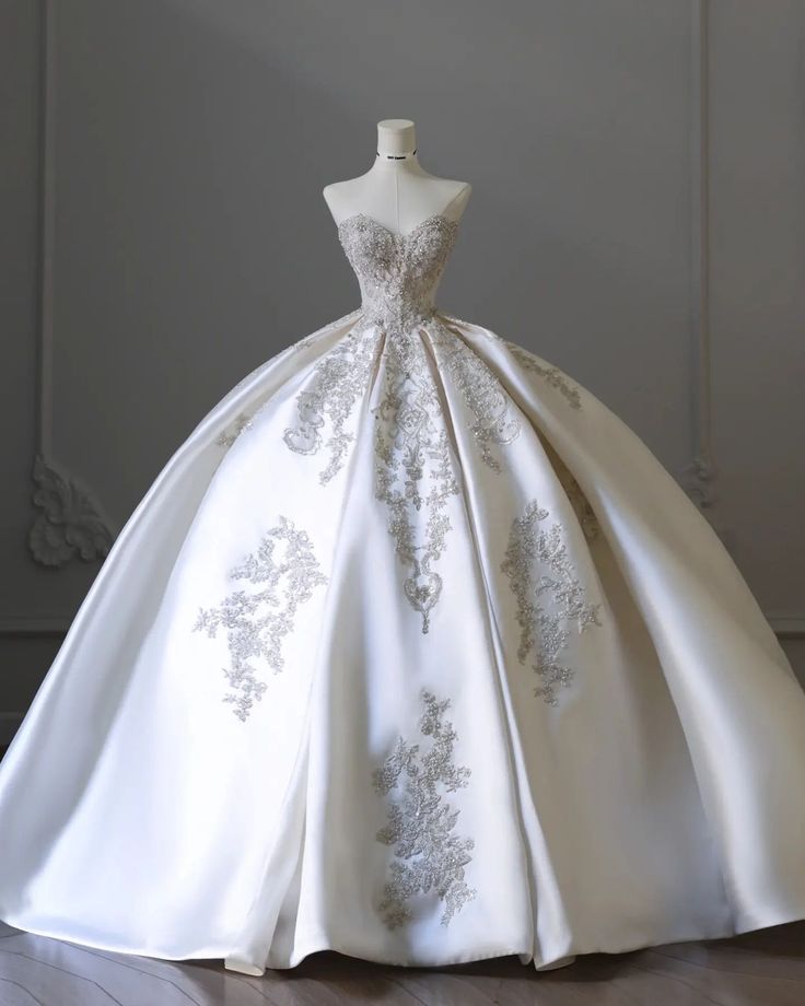 Modest Ball Gown Sweetheart Neck White Satin Appliques Long Wedding Dress Fairy Formal Brides Gown Wedding Dresses B31