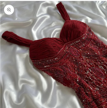 Robe de soirée sirène modeste en tulle bordeaux ornée de perles, décolleté cœur, idéale pour un bal de promo ou un 22e anniversaire (AB1363)