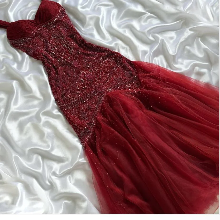 Robe de soirée sirène modeste en tulle bordeaux ornée de perles, décolleté cœur, idéale pour un bal de promo ou un 22e anniversaire (AB1363)