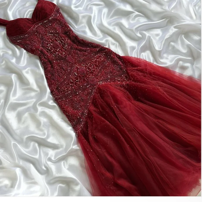 Robe de soirée sirène modeste en tulle bordeaux ornée de perles, décolleté cœur, idéale pour un bal de promo ou un 22e anniversaire (AB1363)