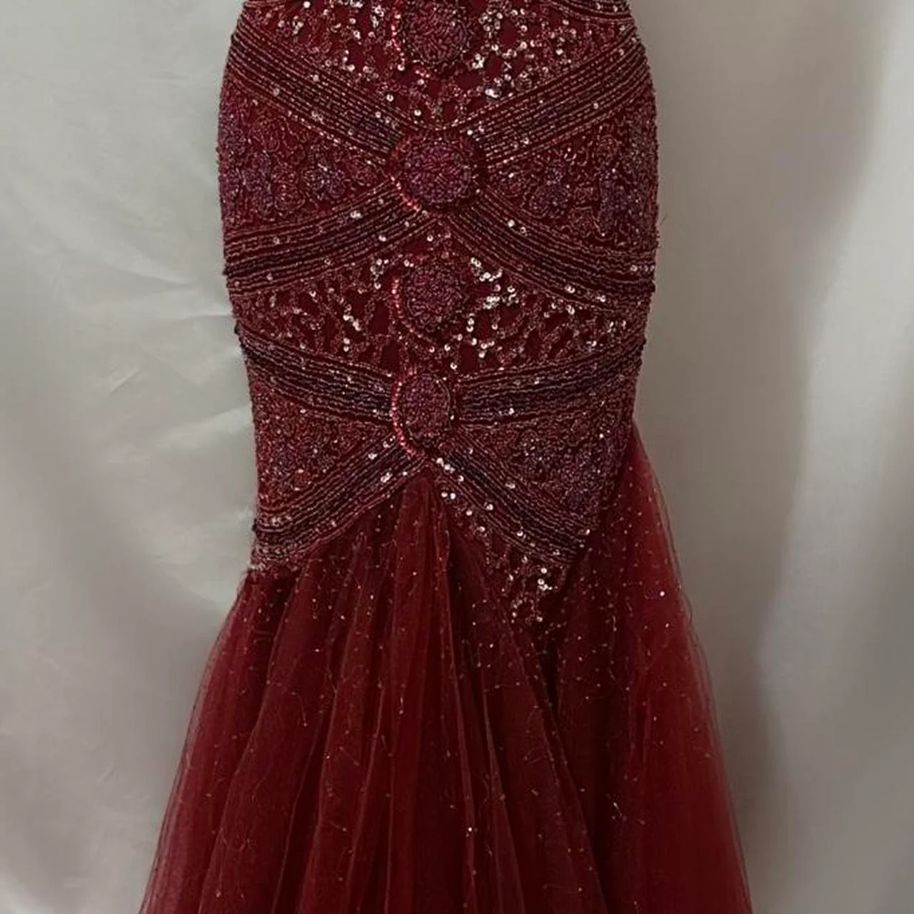 Robe de soirée sirène modeste en tulle bordeaux ornée de perles, décolleté cœur, idéale pour un bal de promo ou un 22e anniversaire (AB1363)