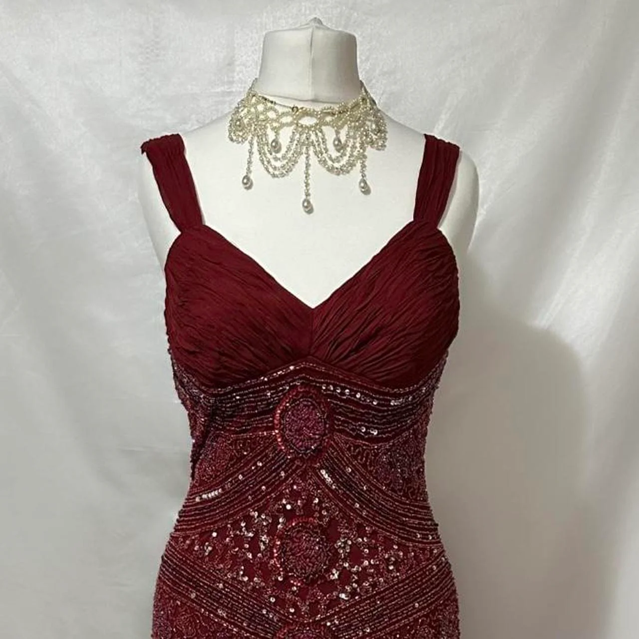 Robe de soirée sirène modeste en tulle bordeaux ornée de perles, décolleté cœur, idéale pour un bal de promo ou un 22e anniversaire (AB1363)