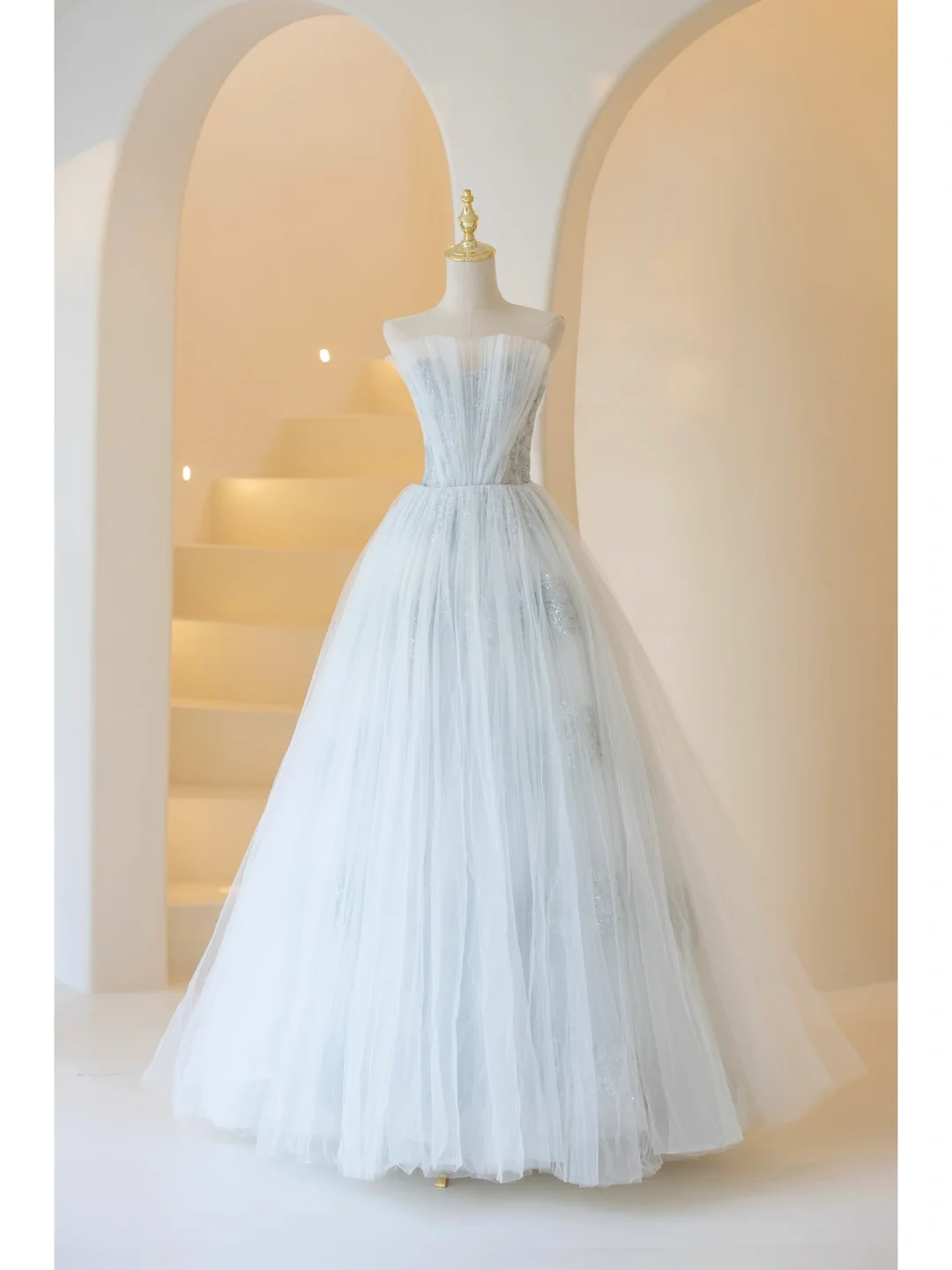 Bezauberndes, trägerloses, hellblaues Tüll-Abendkleid – ein beeindruckendes Outfit zum 20. Geburtstag (AB907)